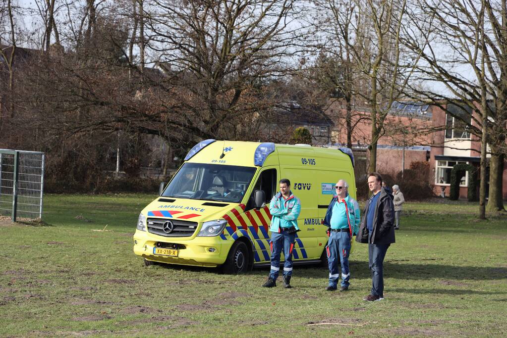 Ambulance vastgereden op voetbalveld