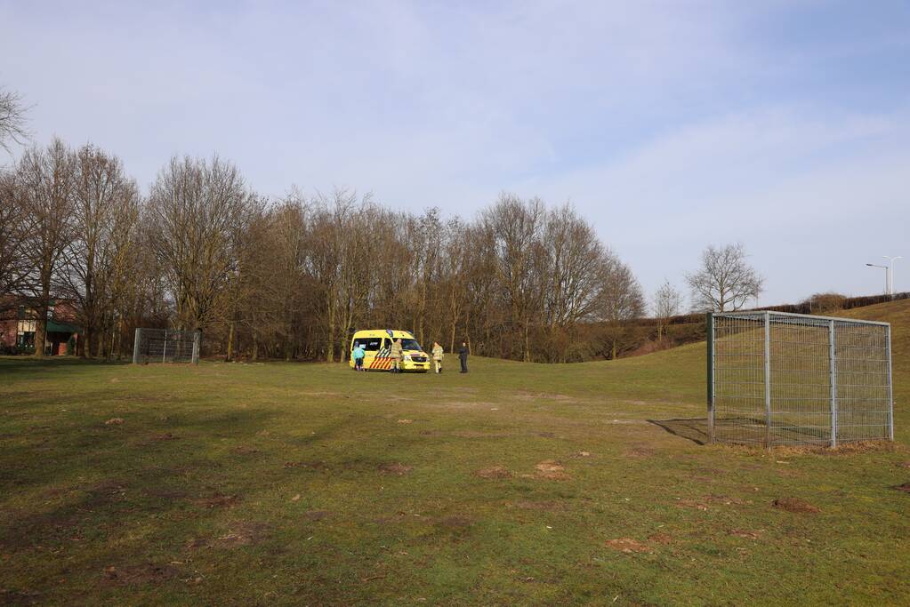 Ambulance vastgereden op voetbalveld