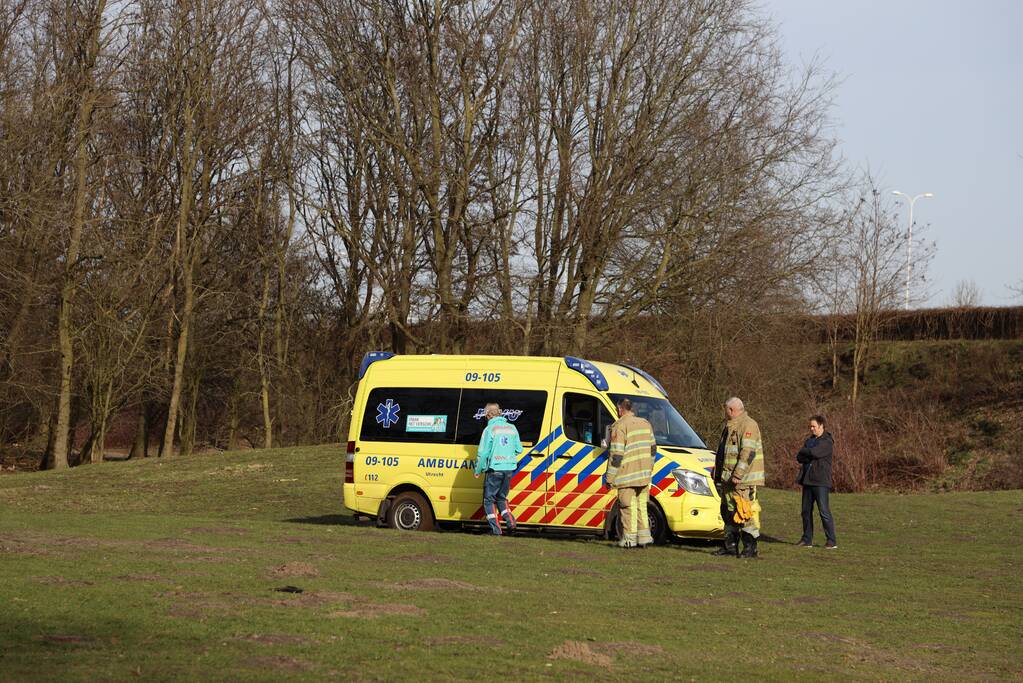 Ambulance vastgereden op voetbalveld