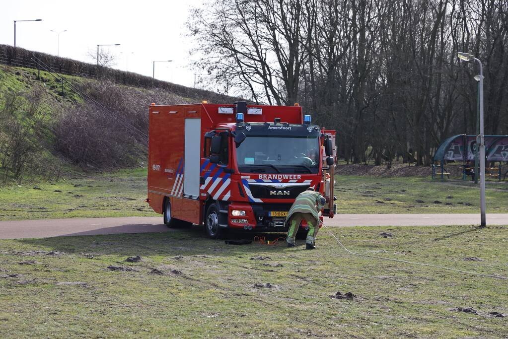 Ambulance vastgereden op voetbalveld