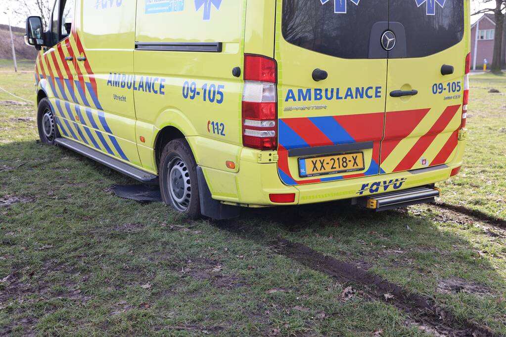 Ambulance vastgereden op voetbalveld