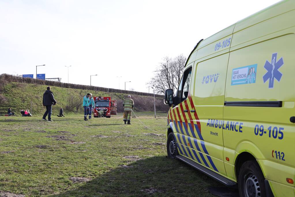 Ambulance vastgereden op voetbalveld