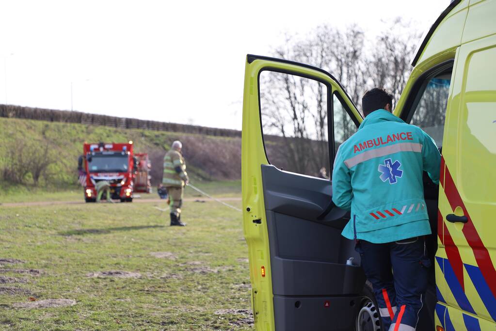 Ambulance vastgereden op voetbalveld
