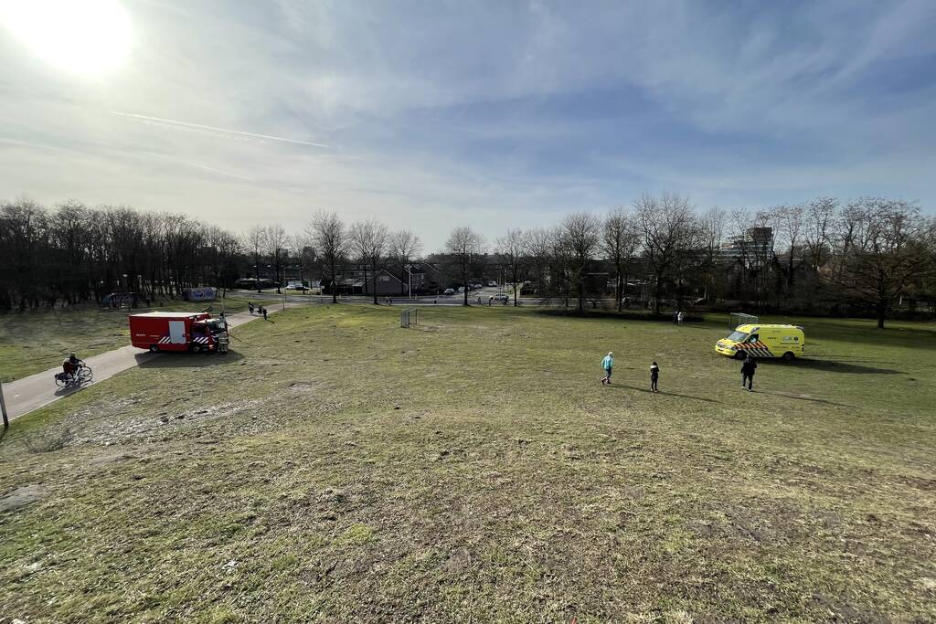 Ambulance vastgereden op voetbalveld