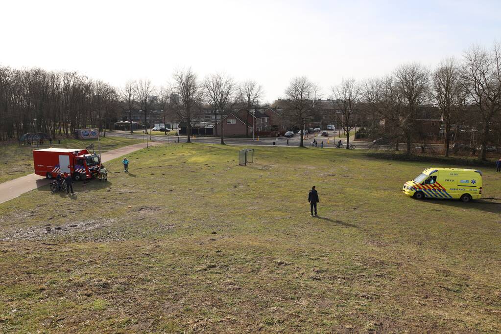 Ambulance vastgereden op voetbalveld