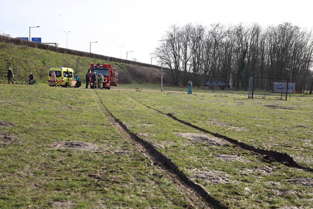 Ambulance vastgereden op voetbalveld