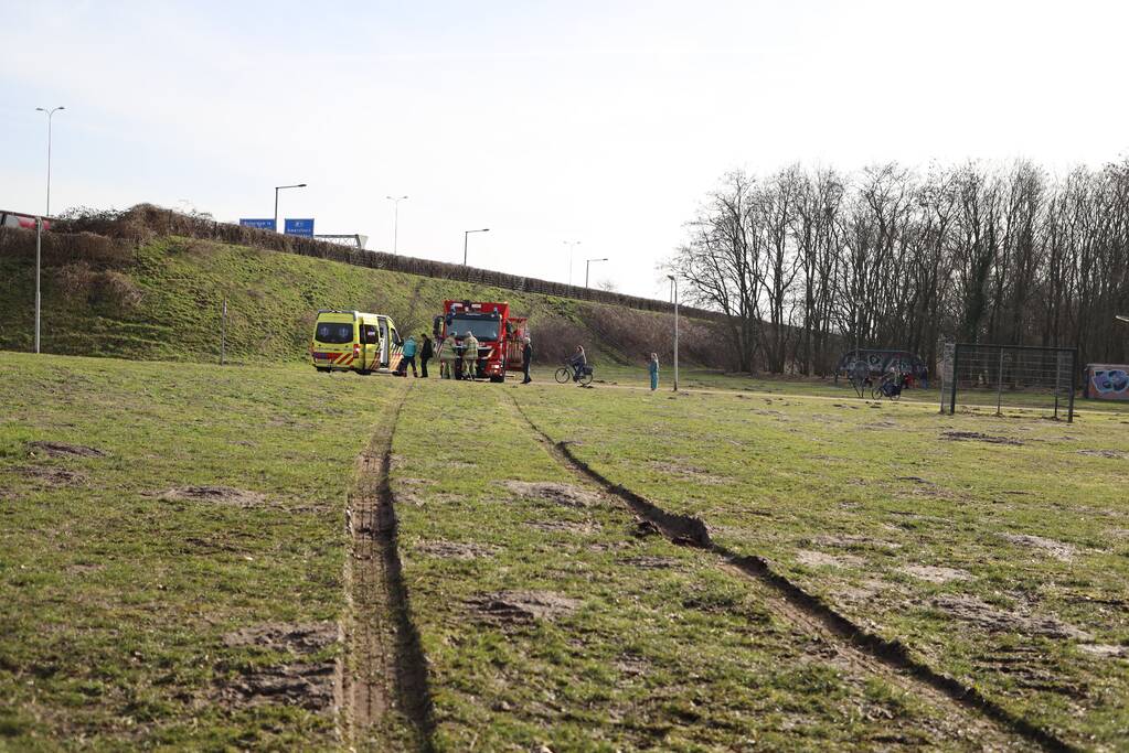 Ambulance vastgereden op voetbalveld