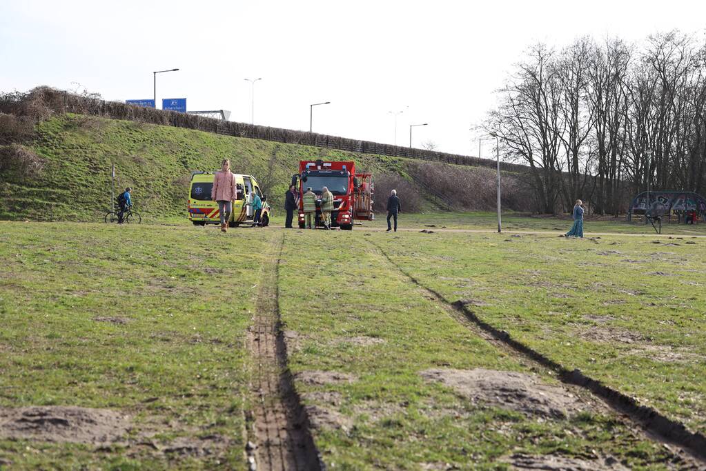 Ambulance vastgereden op voetbalveld