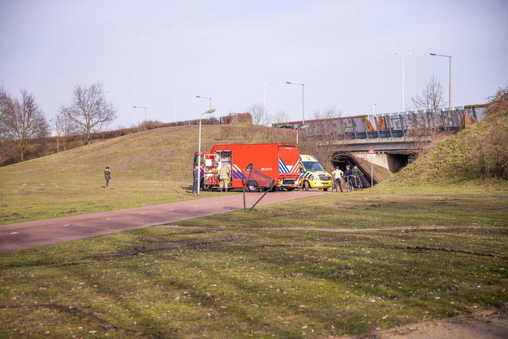 Ambulance vastgereden op voetbalveld