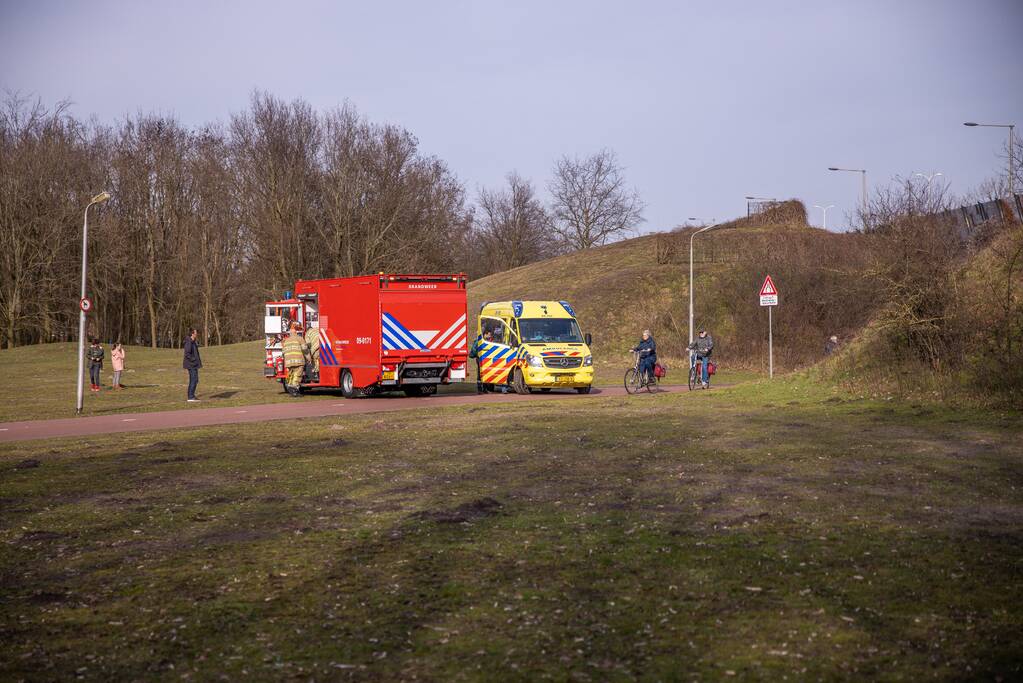 Ambulance vastgereden op voetbalveld