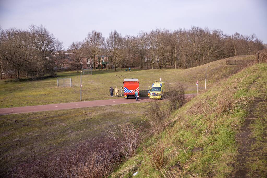 Ambulance vastgereden op voetbalveld