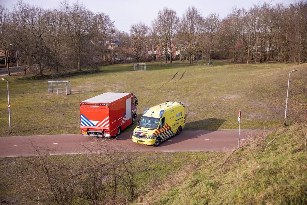Ambulance vastgereden op voetbalveld