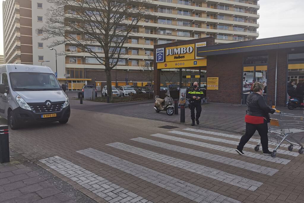 Personenauto en scooter met elkaar in aanrijding