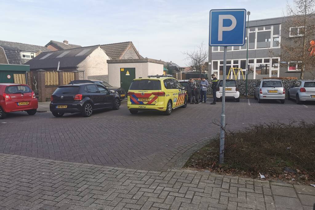 Personenauto en scooter met elkaar in aanrijding