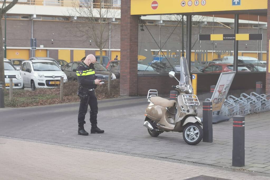 Personenauto en scooter met elkaar in aanrijding