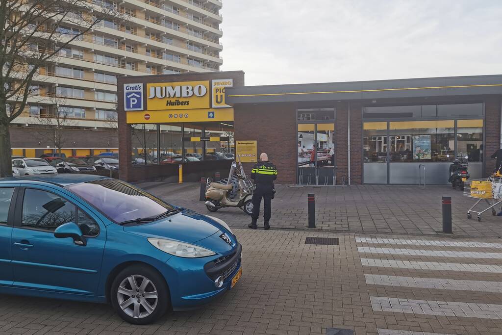 Personenauto en scooter met elkaar in aanrijding