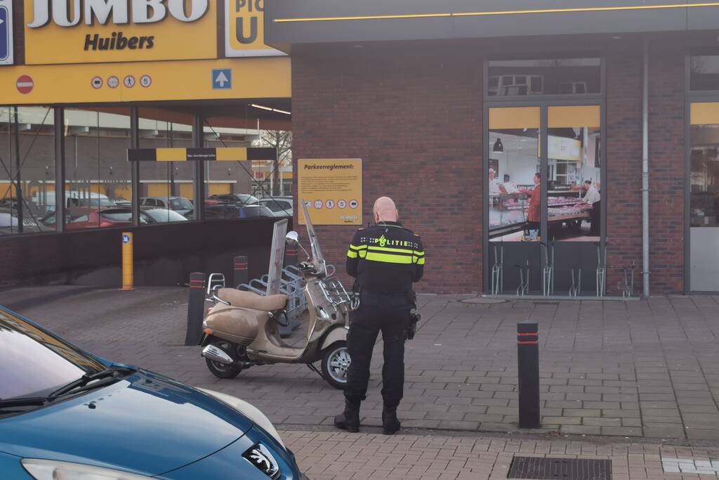 Personenauto en scooter met elkaar in aanrijding