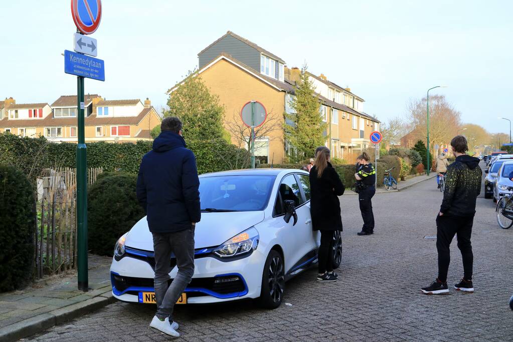 Kindje op fiets botst tegen spiegel van auto