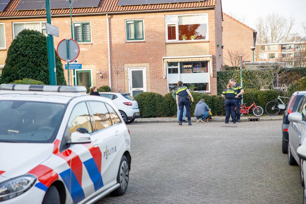 Kindje op fiets botst tegen spiegel van auto