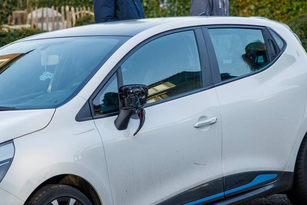 Kindje op fiets botst tegen spiegel van auto