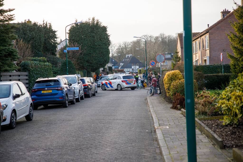 Kindje op fiets botst tegen spiegel van auto