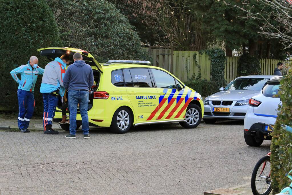 Kindje op fiets botst tegen spiegel van auto