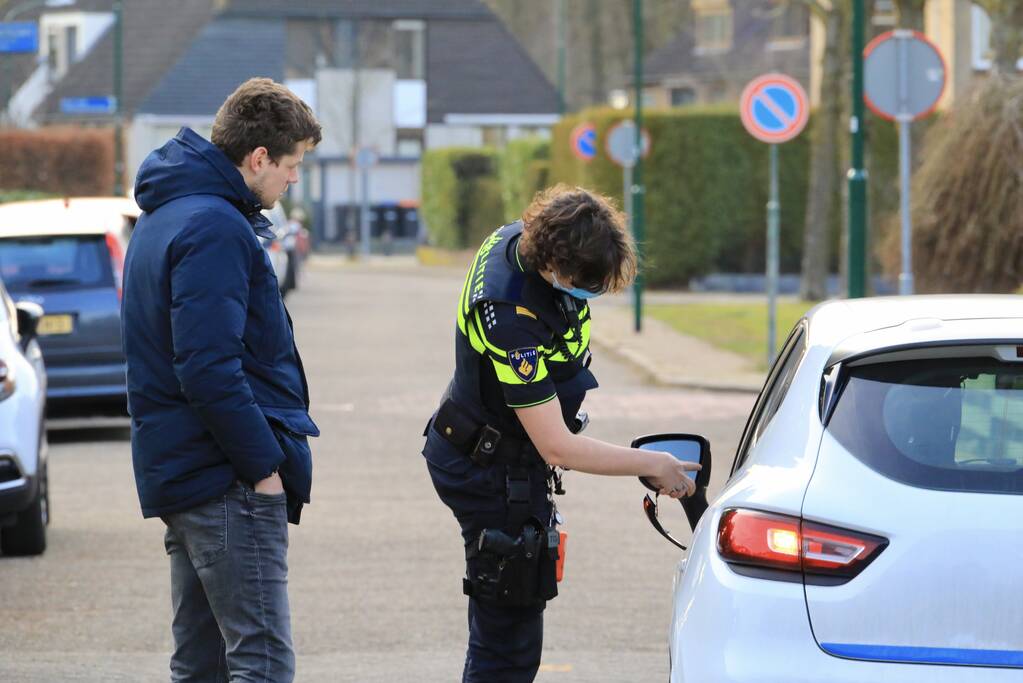 Kindje op fiets botst tegen spiegel van auto