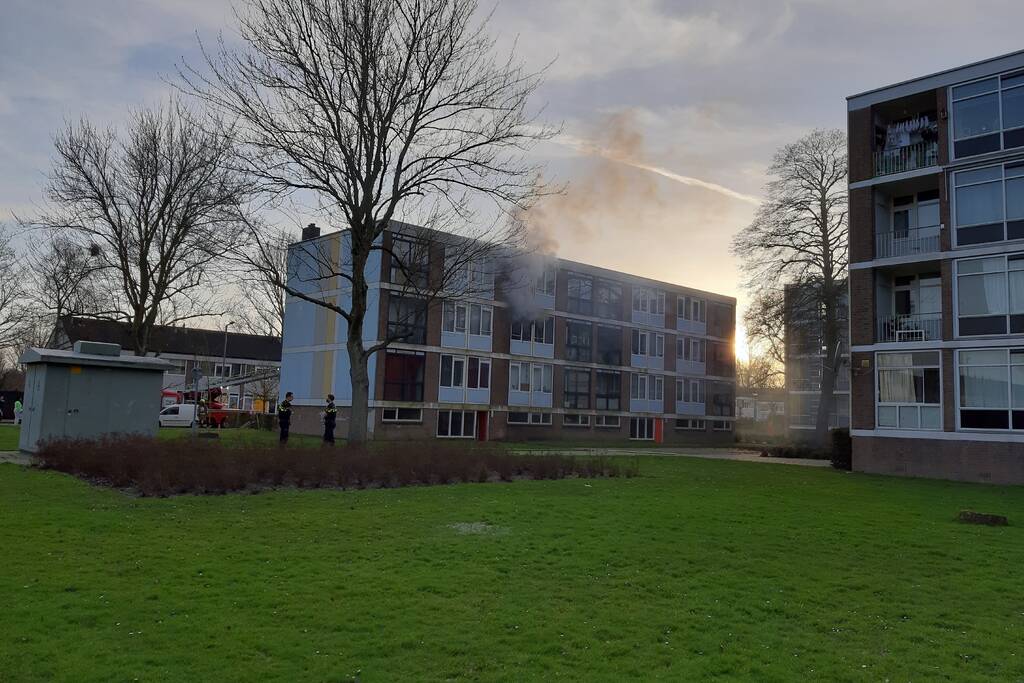 Veel schade bij brand in portiekwoning