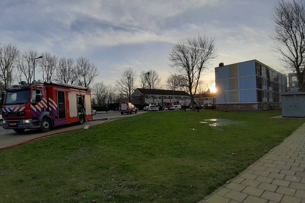 Veel schade bij brand in portiekwoning