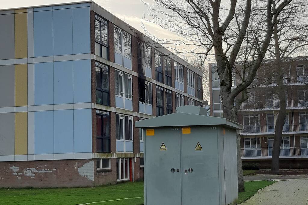 Veel schade bij brand in portiekwoning