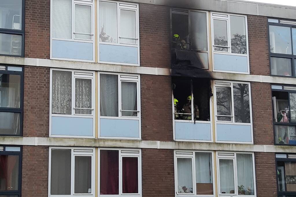 Veel schade bij brand in portiekwoning