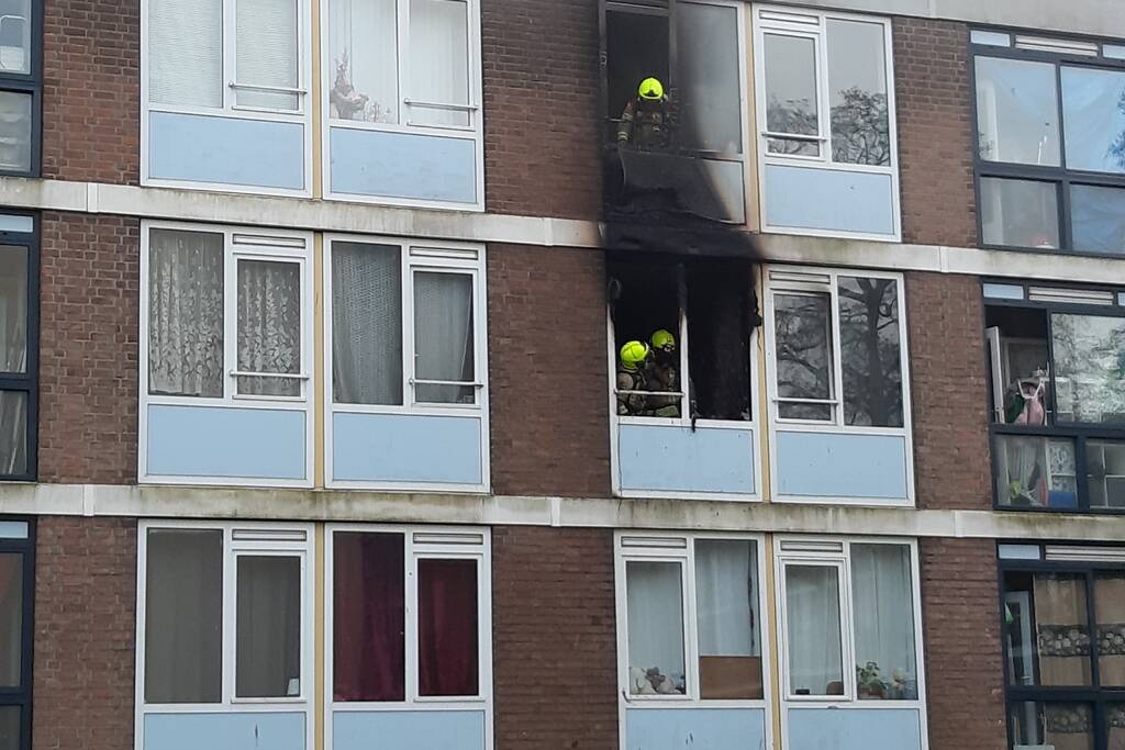 Veel schade bij brand in portiekwoning