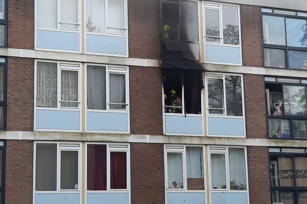 Veel schade bij brand in portiekwoning