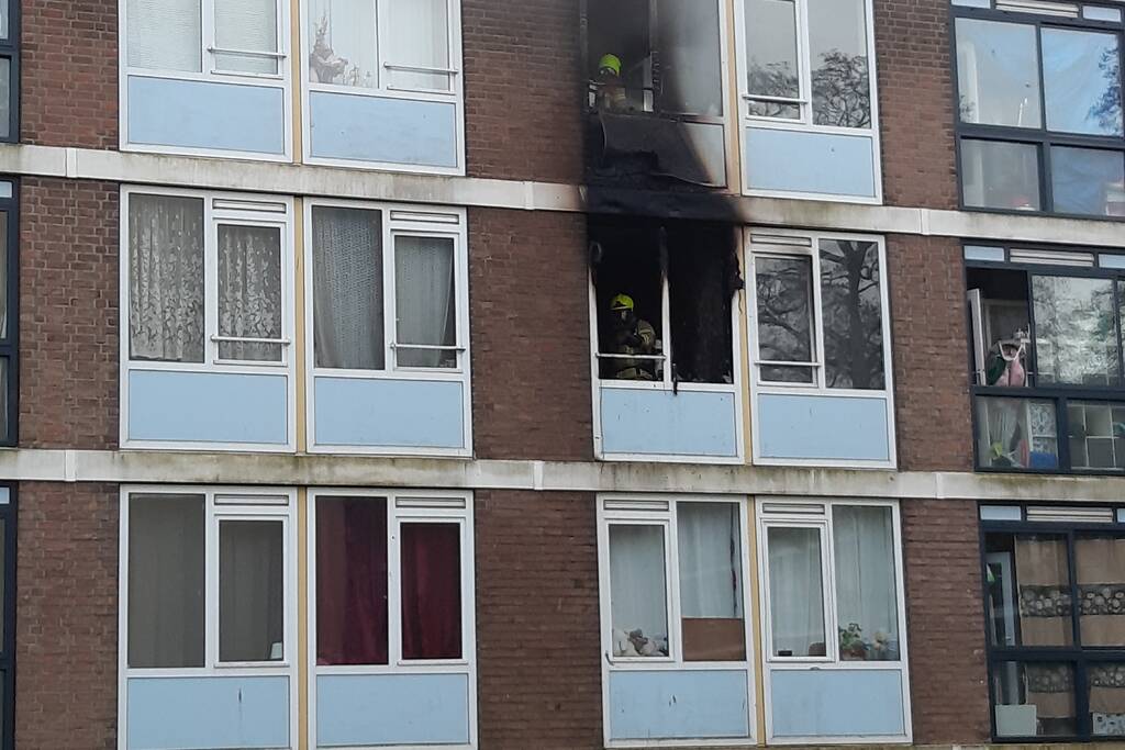 Veel schade bij brand in portiekwoning