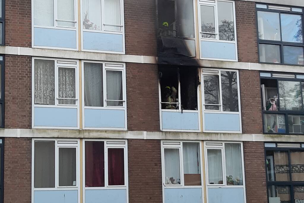 Veel schade bij brand in portiekwoning