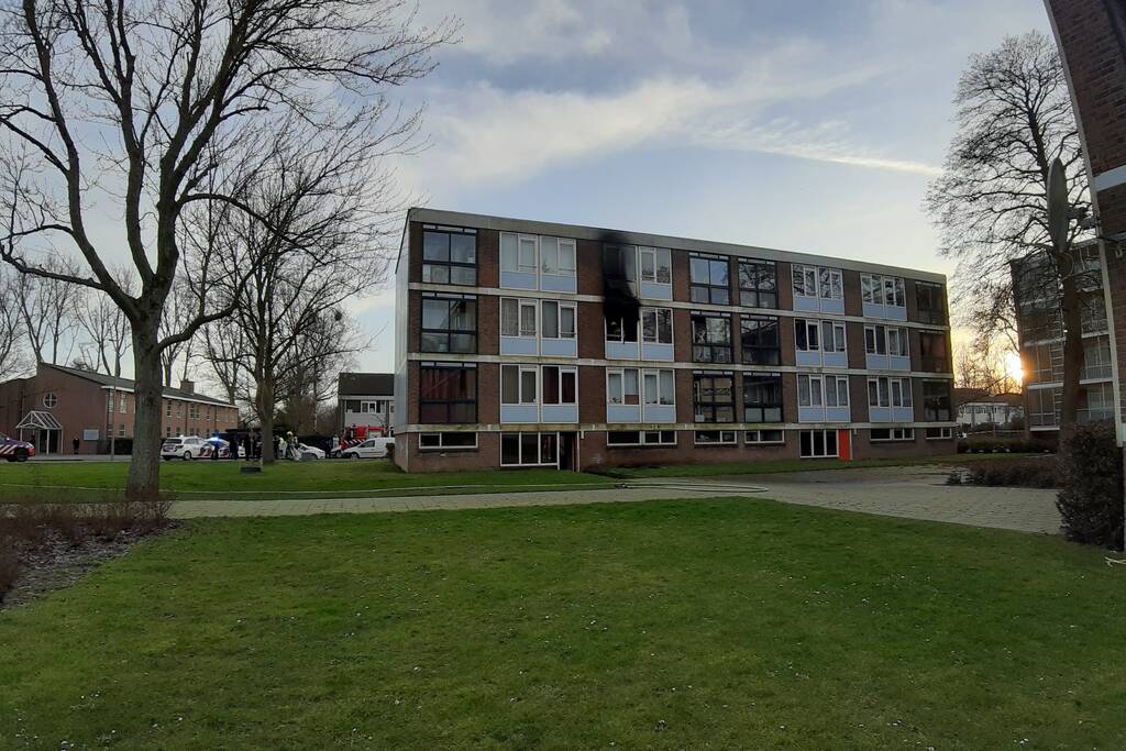 Veel schade bij brand in portiekwoning