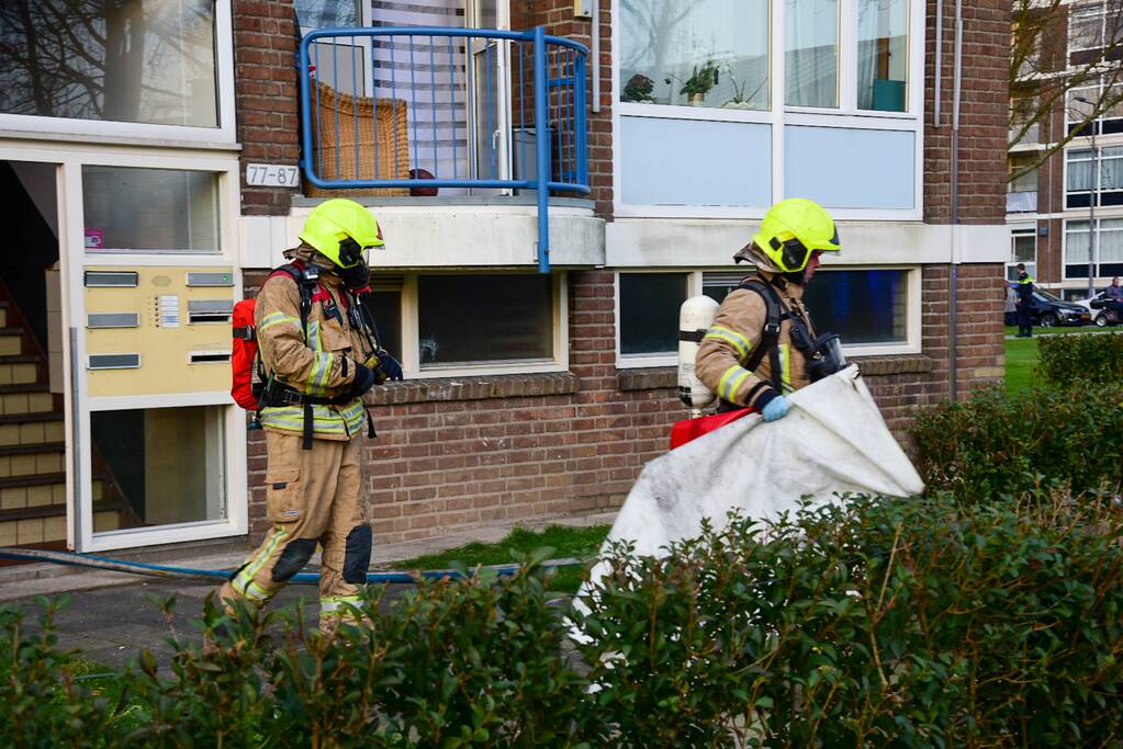 Veel schade bij brand in portiekwoning