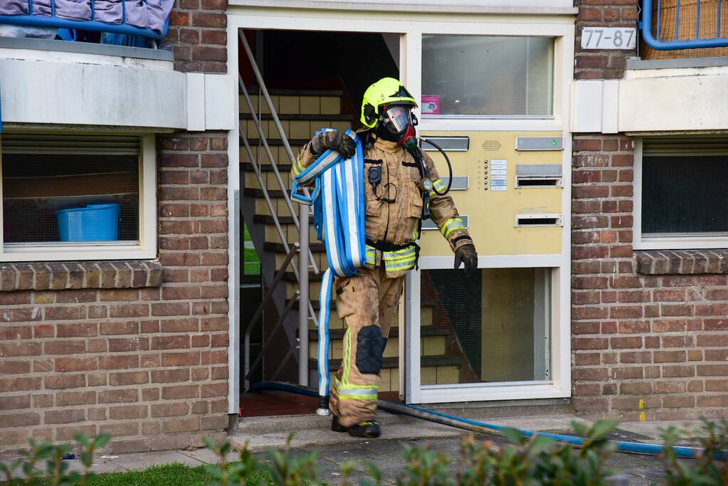 Veel schade bij brand in portiekwoning