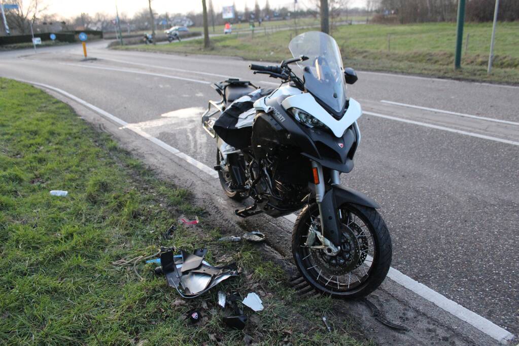 Motorrijder gewond bij botsing met boom