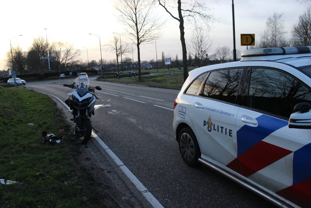 Motorrijder gewond bij botsing met boom