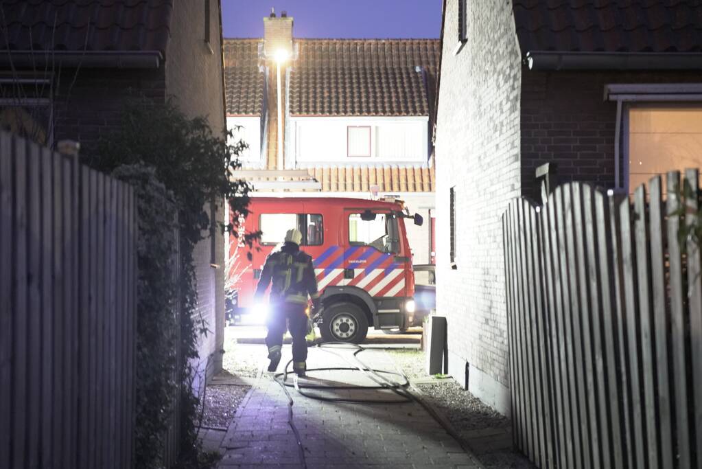 Brandweer blust vuurton in achtertuin