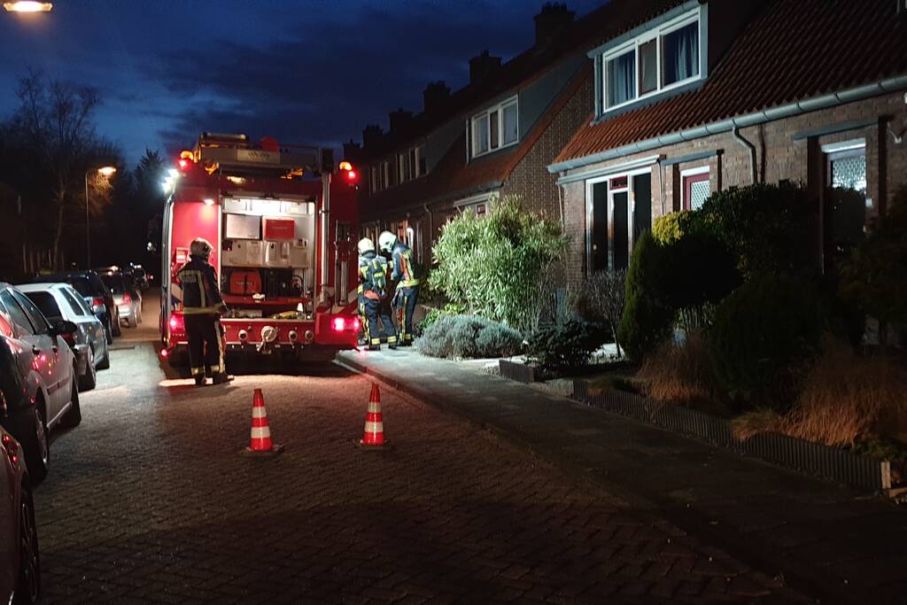 Brandweer blust vuurton in achtertuin