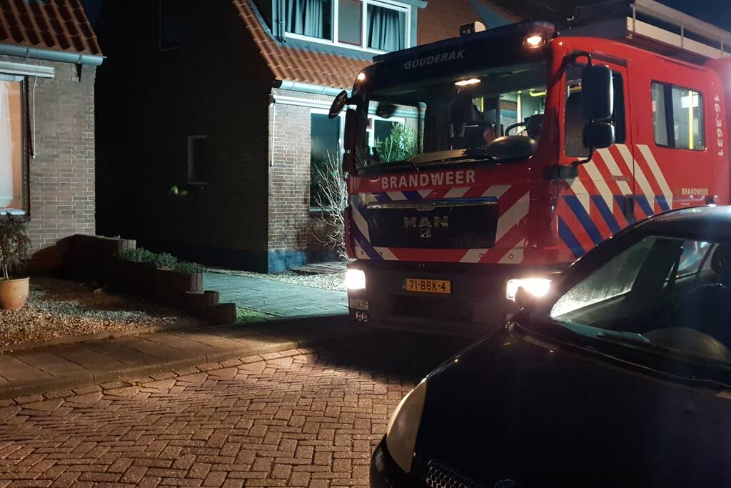 Brandweer blust vuurton in achtertuin