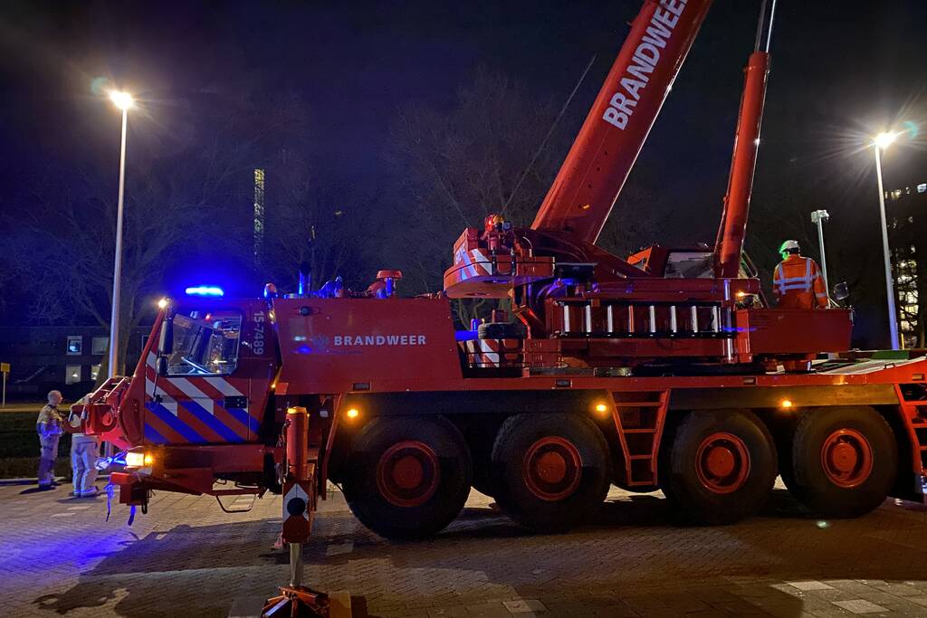 Automobilist rijdt sloot in