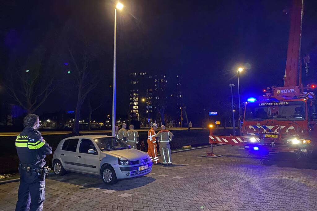 Automobilist rijdt sloot in