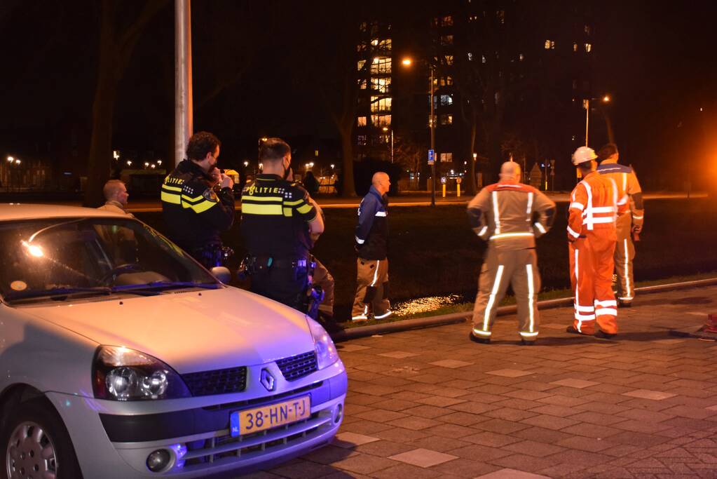 Automobilist rijdt sloot in