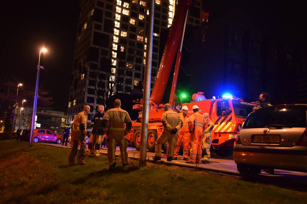 Automobilist rijdt sloot in