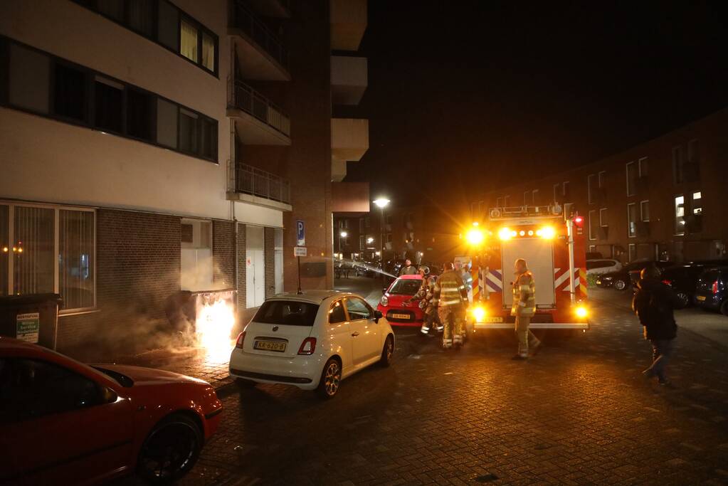 Meerdere papiercontainers in vlammen op