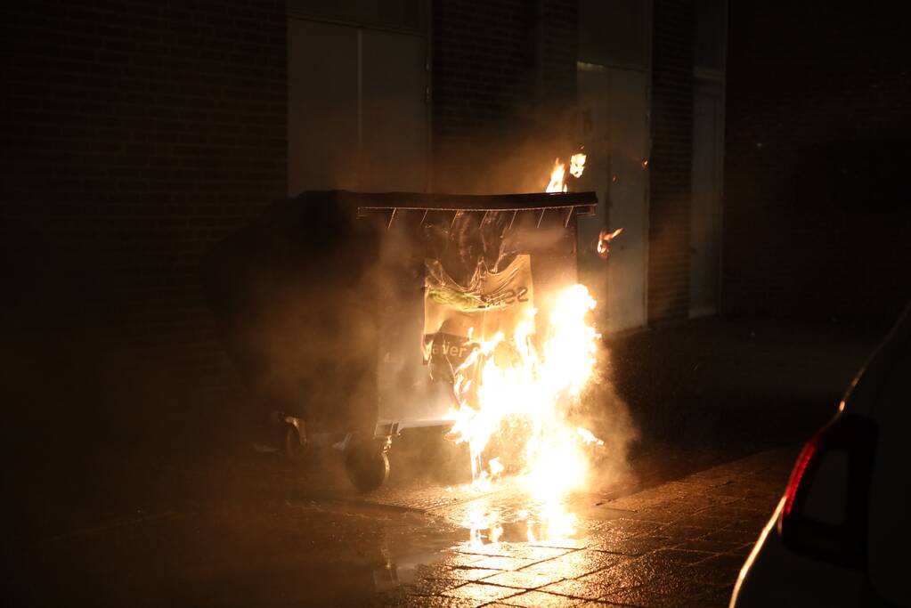 Meerdere papiercontainers in vlammen op