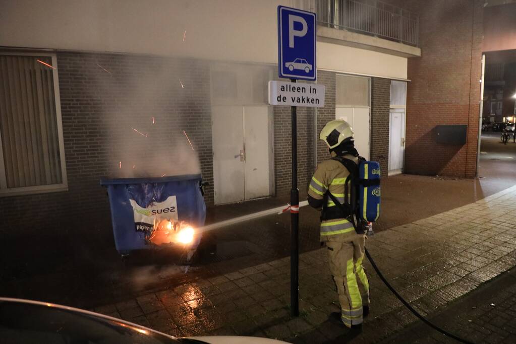 Meerdere papiercontainers in vlammen op